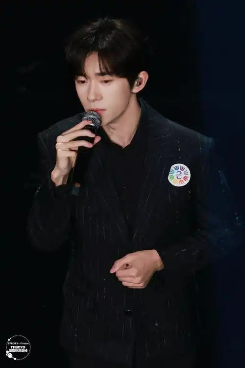 #易烊千玺参加文艺志愿者晚会##易烊千玺献唱不辞星海#