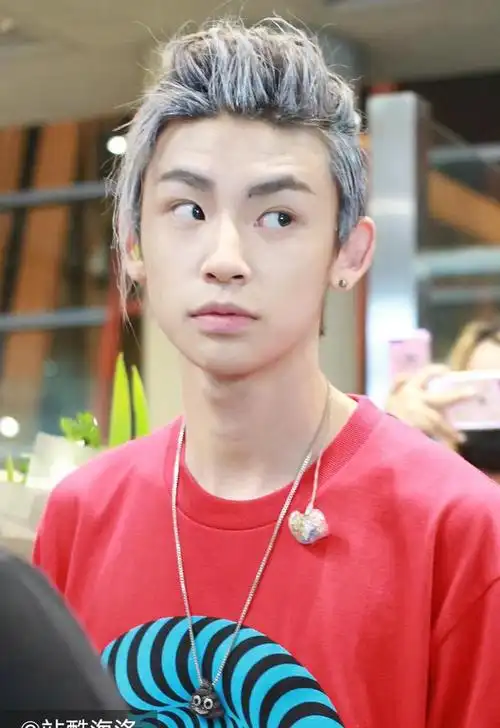 "小鬼"王凯琳梳灰色,大背头发型酷炫似"杀马特少年",请问洗剪吹多少钱