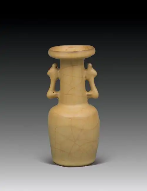 南宋官窑白釉风耳瓶