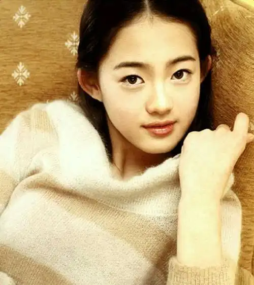 高雅拉,不算整形失败,应该属于审美不过关,非黑非粉,只是很喜欢她小