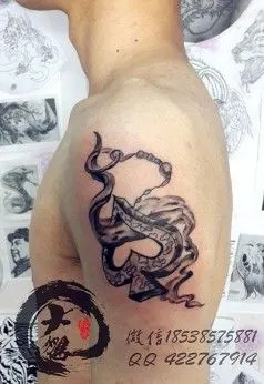 胳膊大臂个性黑桃图案纹身