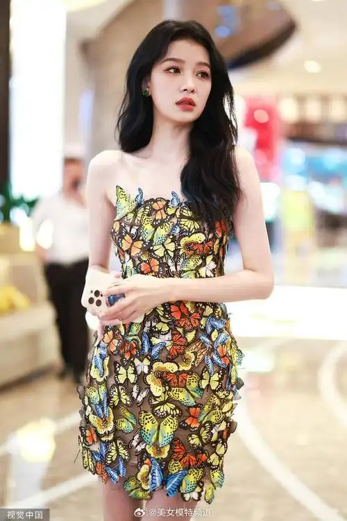 孙怡身穿蝴蝶抹胸裙露长腿轻抚秀发美艳动人气质出众