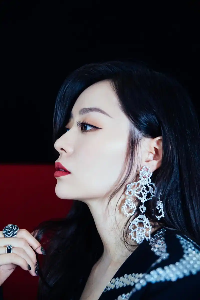 张靓颖@张靓颖中国新说唱画映交错,光影迷情,指间的黑白玫瑰,与浓烈