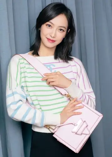 宋茜不愧是在韩国出道的穿七彩针织衫背小粉包少女感爆棚了