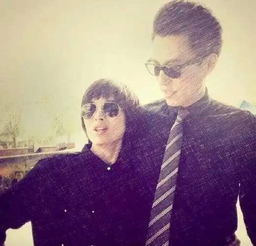 李佳晒老公低调只敢分享靳东背影照等儿子下课无聊也坚持