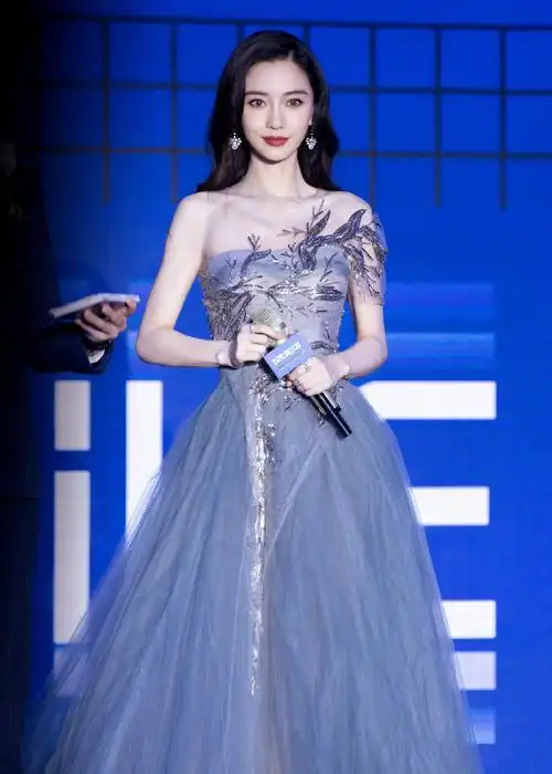 angelababy超话一袭reem acra 2021雾蓝色薄纱礼服亮相,精美的珠片