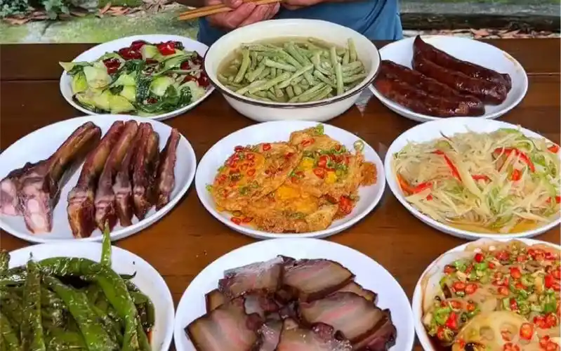 今天丰盛的晚餐,当然少不了我家的腊肉香肠腊排骨.