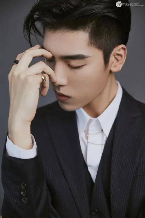 黑色西装写真尽显优雅沉稳气质王子异大陆明星男演员男歌手帅气型男