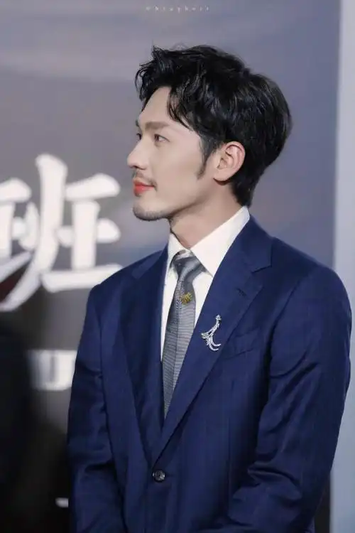 浓密胡须的白宇man力十足,胡须少的你如何才能让胡须变浓密