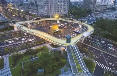 过街天桥中的网红庆新天桥开通了为什么说它既会拗造型又有人情味