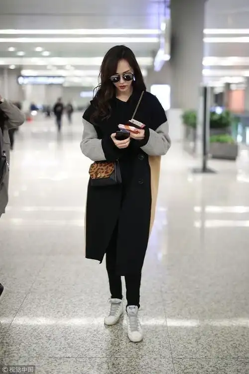 2017年12月13日,上海,唐嫣机场街拍.  图片来源:cc/视觉中国