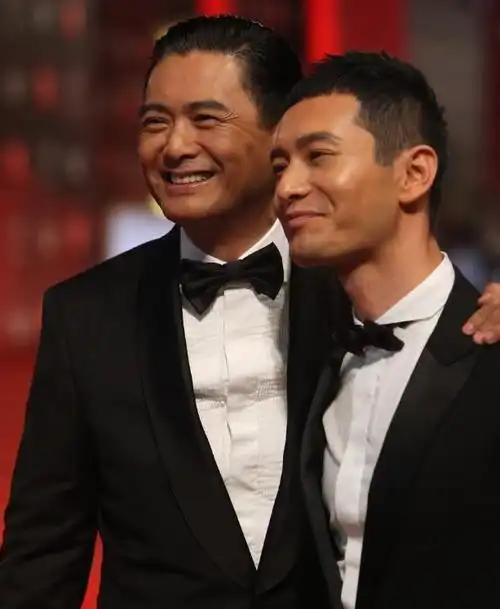 当一米八的周润发撞上净身高179的黄晓明,网友:谁说谎一目了然