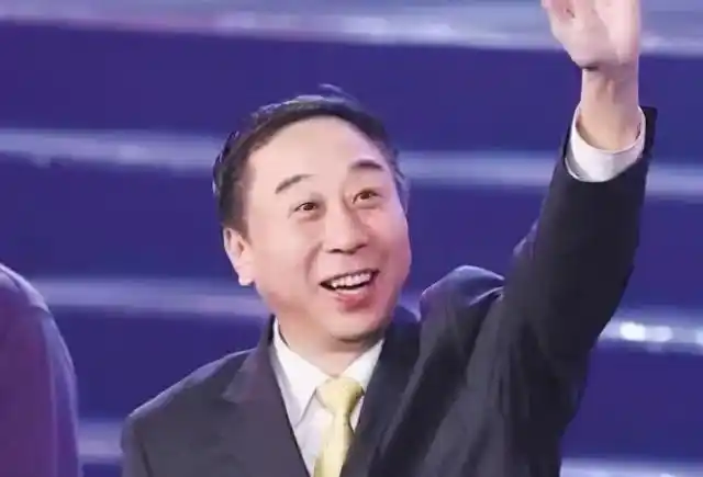 冯巩近照曝光老婆依旧风韵犹存35岁儿子没有继承母亲基因