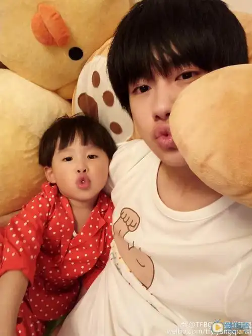 易烊千玺易烊千玺和弟弟 易烊千玺高清写真_易烊千玺高清剧照