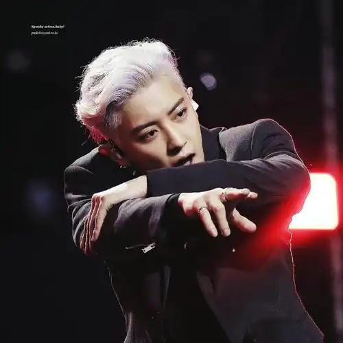 knock 开启时光机97白发,背头,侧剃几个关键词,让朴灿烈用荷尔蒙在