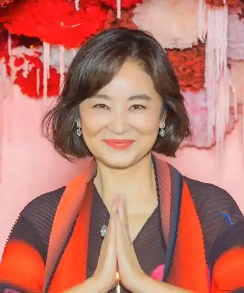 林青霞晒庆生照,笑容灿烂状态好,换两套造型和珠宝雍容华贵_女神_生日