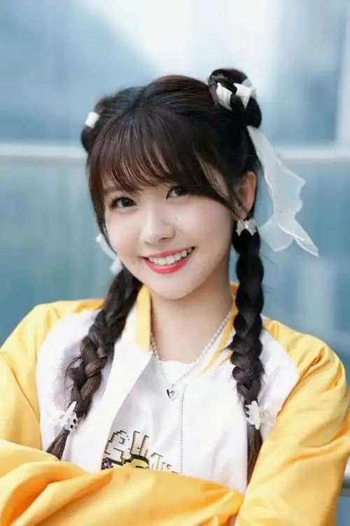 赖美云哔哩哔哩向前冲造型写真释出扎双马尾麻花辫甜美减龄