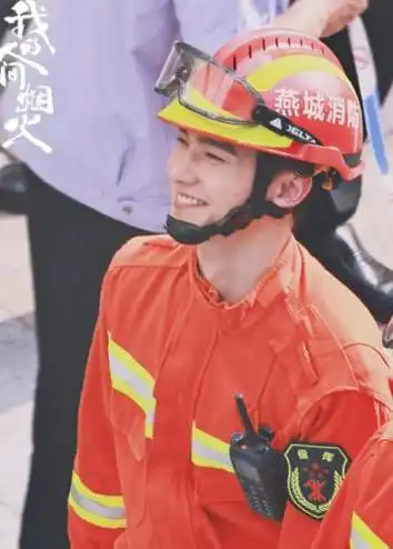 杨洋回应网友调侃油事件,言辞正派,老板贾士凯为灭火器事件道歉