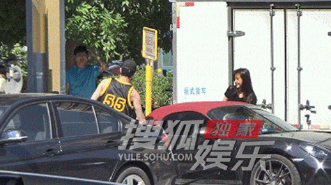 独家:赖冠霖和女友逛街 当街抱抱贴贴好亲昵