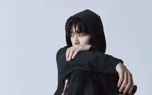 电脑壁纸 明星 大陆明星 冷峻少年范丞丞帅气休闲干净迷人写真