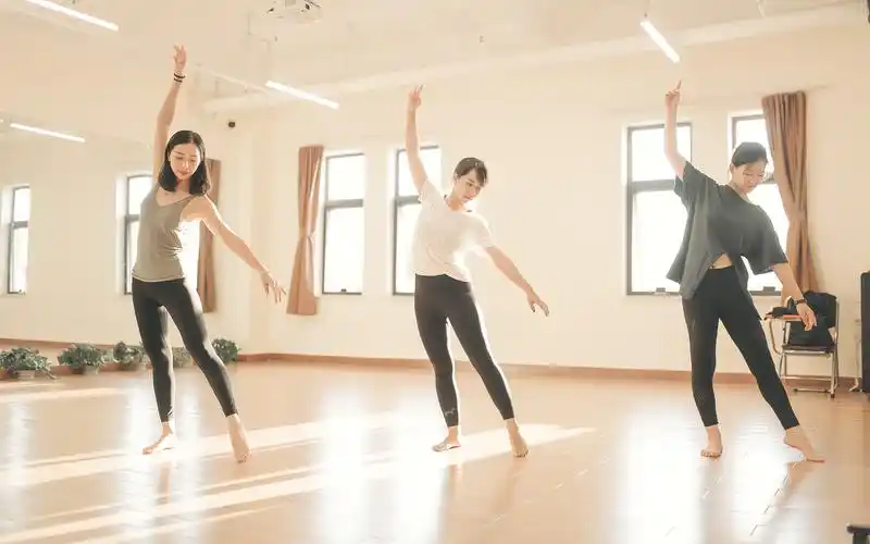 跳舞女孩,健身,房间 750x1334 iphone 8/7/6/6s 壁纸,图片,背景,照片