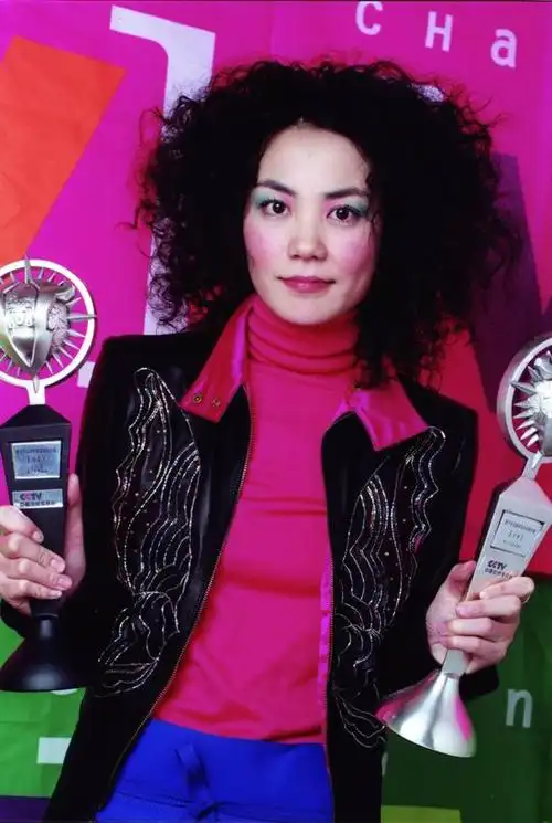 图文:群星闪耀cma2001颁奖典礼-王菲领奖