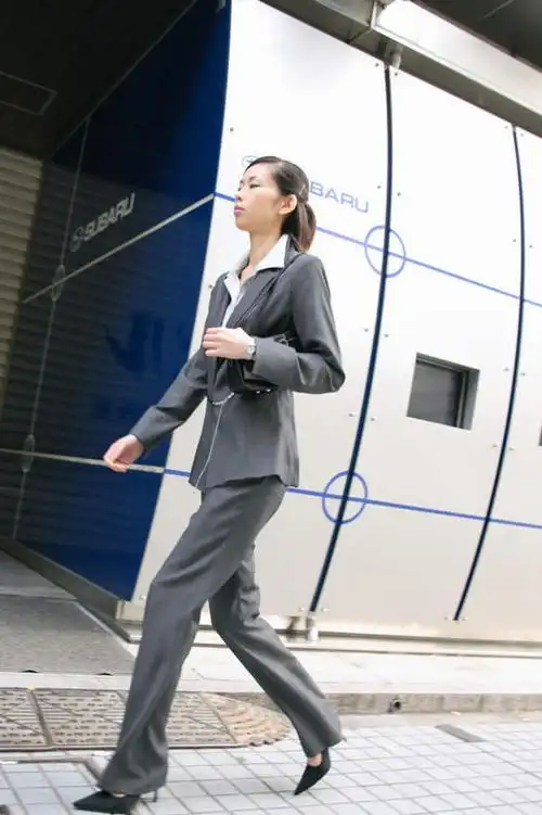 东方人,头发,一个人,走,竖图,室外,白天,侧面,工作服,制服,职员,道路