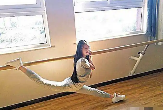 关晓彤的一字马,左手撑地,右手搀扶,看来还的多家练习,表情难堪,显得