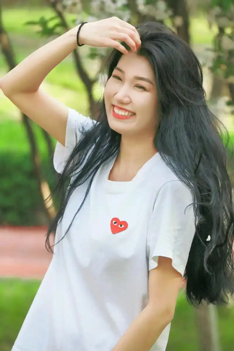 小姐姐笑的很甜,很治愈!#小姐姐 #小姐姐很皮 #小姐姐真美 - 抖音