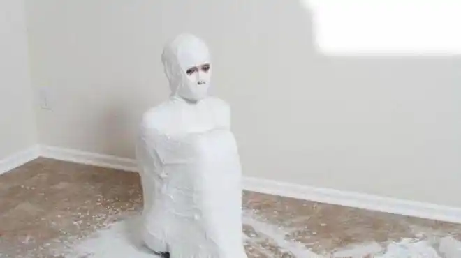 韩国美女追求苗条,将自己捆成"木乃伊"3年,拆开后令人意外