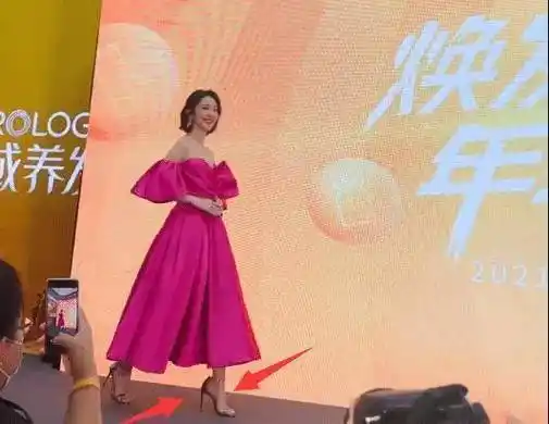 张若昀夫妇赚奶粉钱,唐艺昕脚蹬12cm凉鞋又高又瘦,"直角肩"亮眼_活动