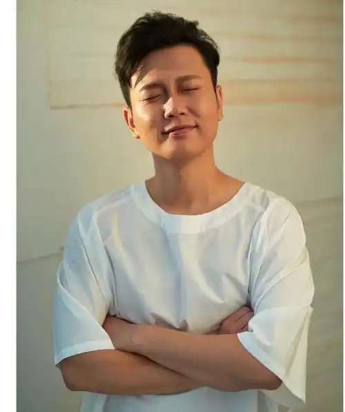 这不,堂主不久前发了两张照片,分别是他和他的搭档周九郎的帅照.