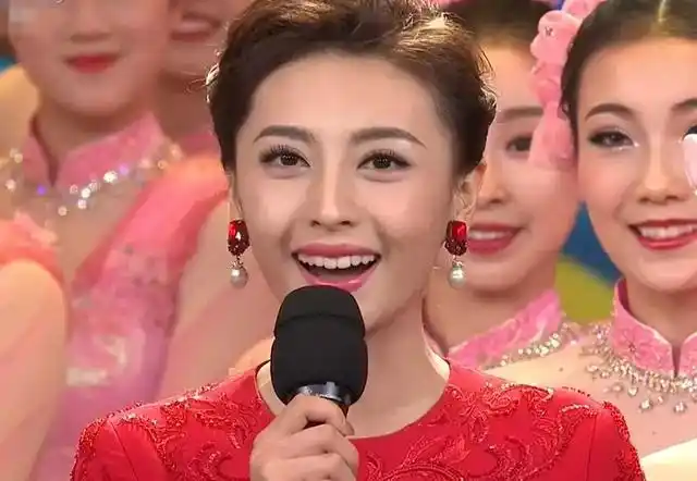 2020春晚主持人大换血阵容大胆 佟丽娅眉毛抢眼