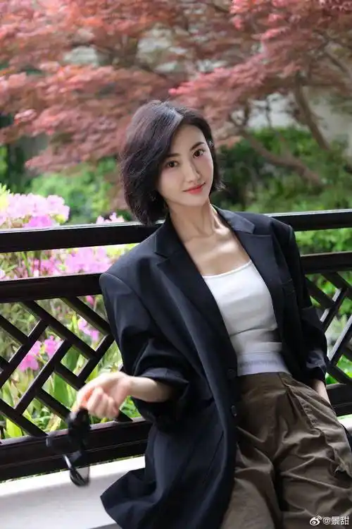 景甜这霸气女总裁的气质好爱啊!短发黑西装,酷飒感拉满了