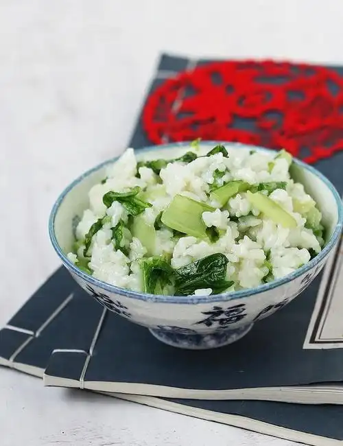 大米还可这样做,米饭油润蔬菜脆爽的上海菜饭,几十年的老味道了_青菜