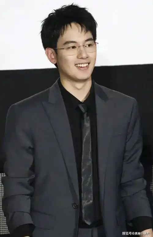 性张力爆棚的翘屁嫩男胡先煦穿正装太帅了_活动_威亚_帅哥