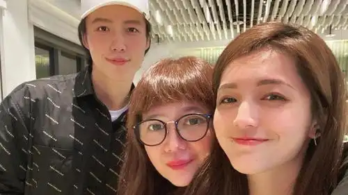 林瑞阳前妻曾哲贞51岁生日与高颜值子女晒幸福曾痛斥张庭插足