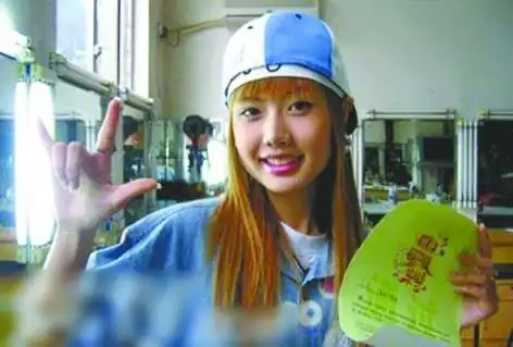 的" 超女"王贝(上图资料片)在武汉中墺整形医院做整容手术时出现意外