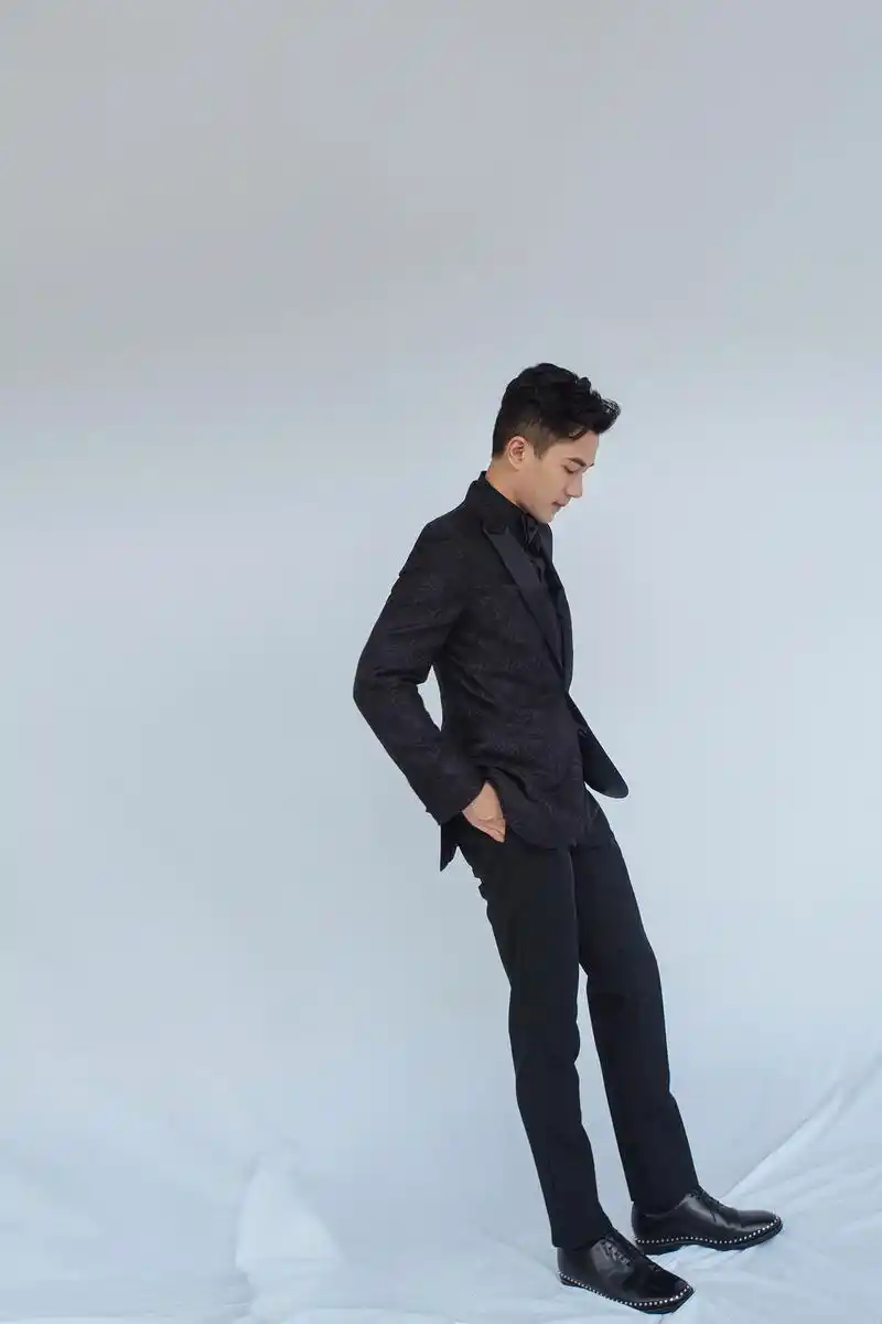 刘恺威跨界歌王,身着一袭紫色暗纹西装的刘先生亮相《跨界歌王》总