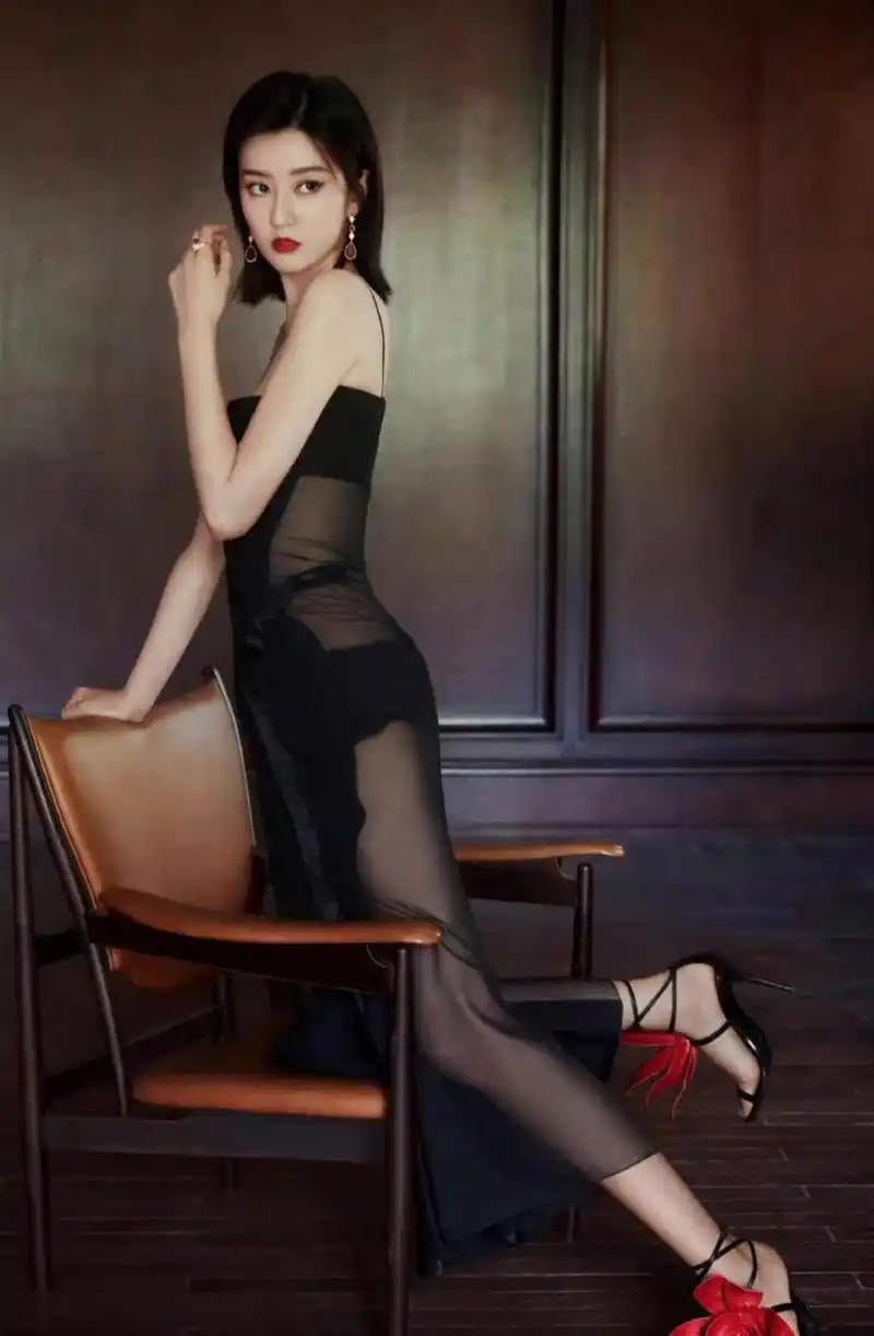 乔欣一袭黑色吊带透视纱裙,搭配绑带高跟鞋,鞋上红色大花格外亮眼.