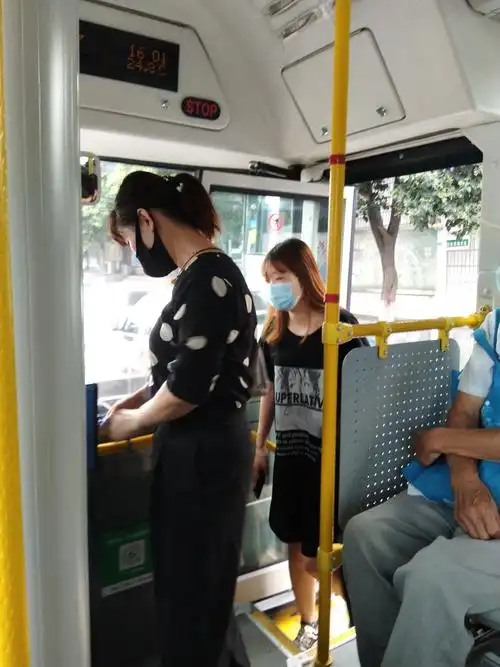 疫情过后第一次坐公交车去医院查体一路见闻实拍