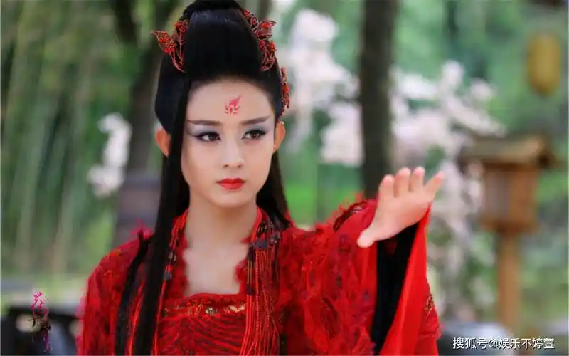 赵丽颖版小骨黑化后,眼眸中仍留有情愫,观众入戏更带感,赵丽颖珠玉在