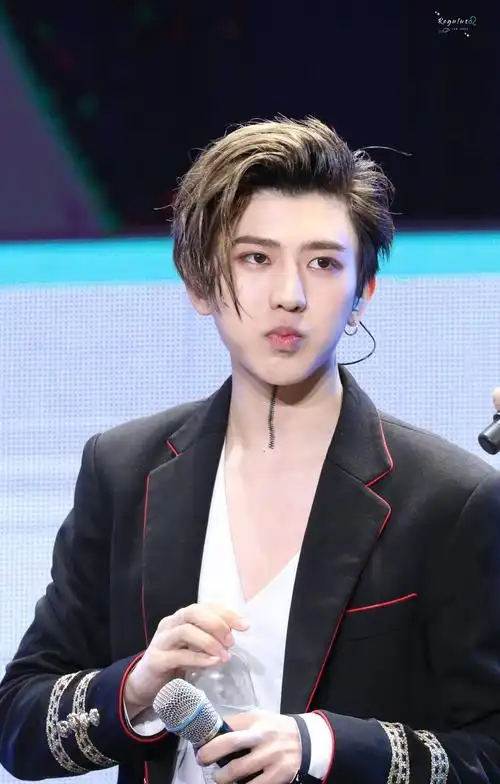 蔡徐坤喉结拉链