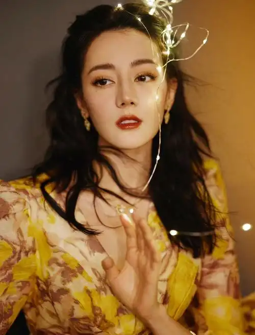 迪丽热巴照片金色
