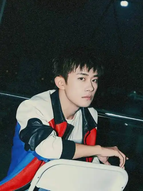 易烊千玺撞衫了撞衫后的他成为网友一天的笑点