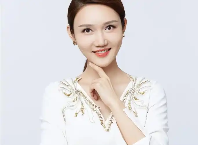 和其他央视主持人相比龙洋的履历并不漂亮,但她业务能力一点都不差