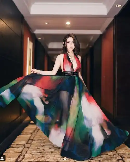 邓紫棋大解放辣晒「牛奶蜜桃」网友暴动求:想要看正面