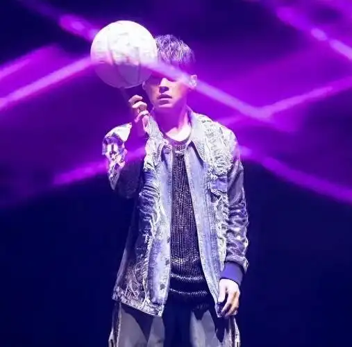 华语音乐天王周杰伦在上海音乐厅带来了一场震撼人心的演唱会.