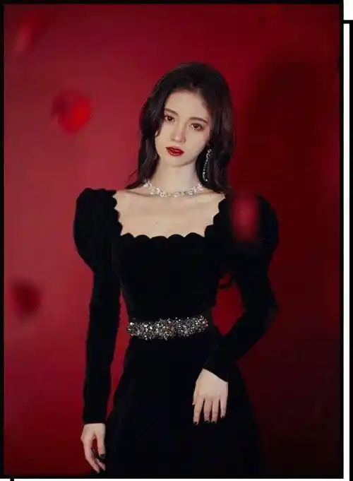 想要鞠婧祎的"樱桃感",靠妆发真的不行_西装_连衣裙_翻领