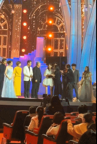 晋嫣夫妇牵手领奖唐嫣将罗晋从台阶边缘往里拉相互守护超甜